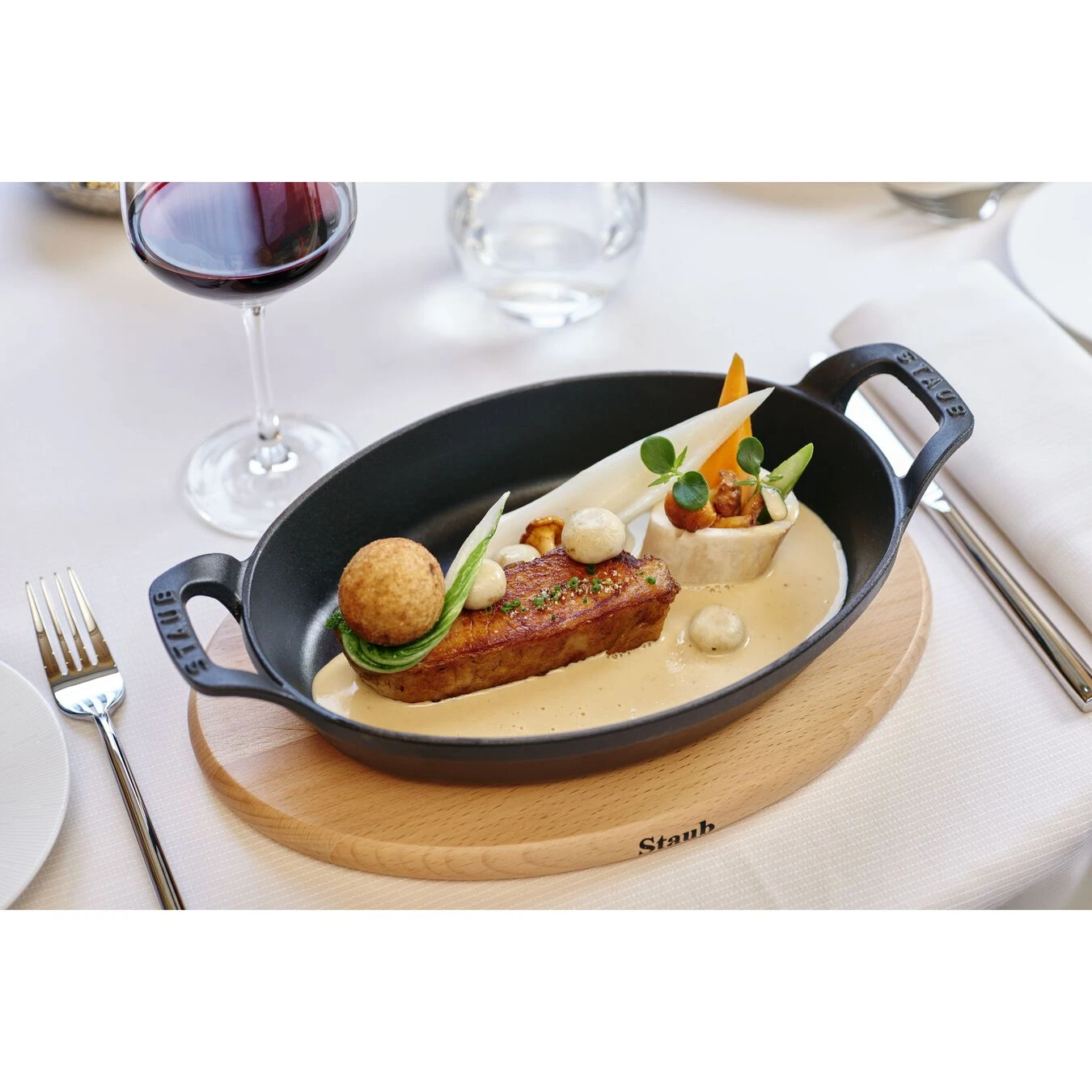 Staub Pirofila Ovale - 24 Cm, Nera 2 Staub Pirofila Ovale - 24 Cm, Nera - immagine 2