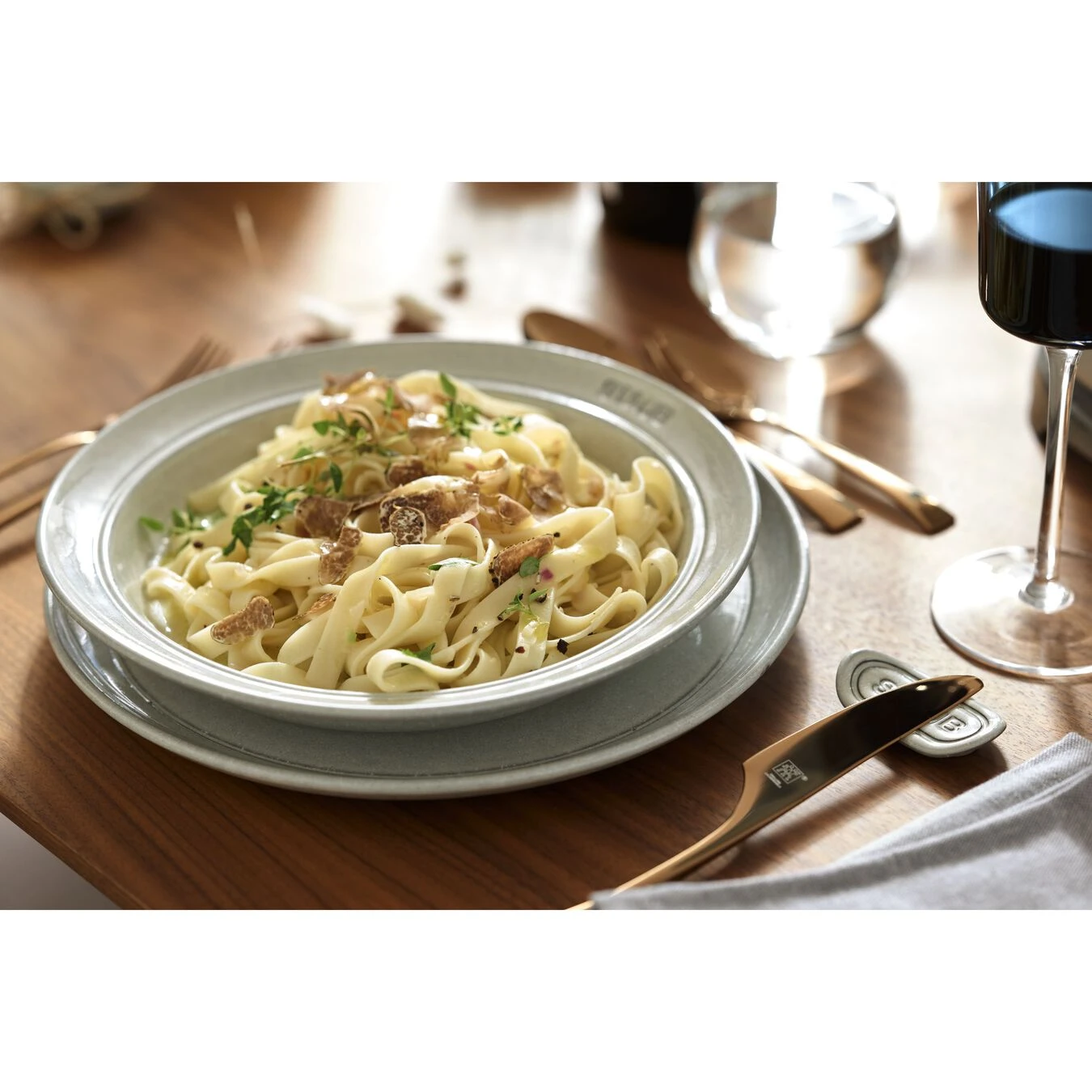 Staub Piatto Rotondo - 24 Cm, Tartufo Bianco 2 Staub Piatto Rotondo - 24 Cm, Tartufo Bianco - immagine 2