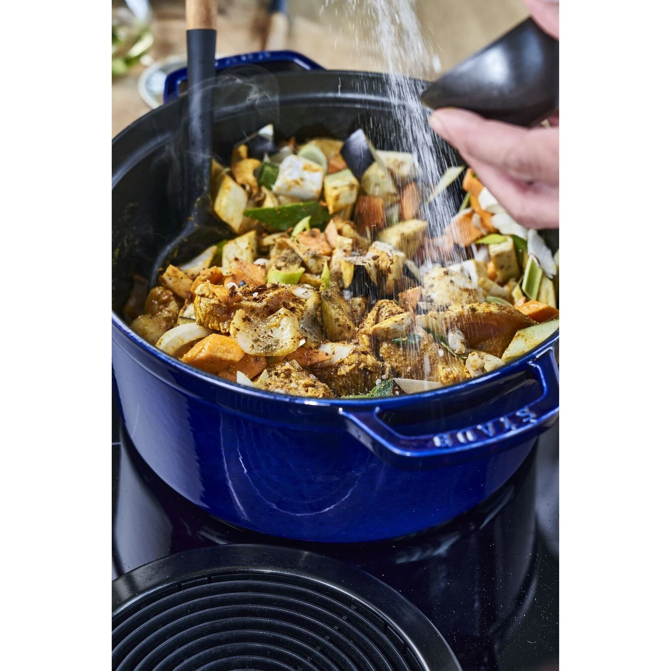 Staub Cocotte Rotonda - 28 Cm, Blu Scuro 6 Staub Cocotte Rotonda - 28 Cm, Blu Scuro - immagine 6