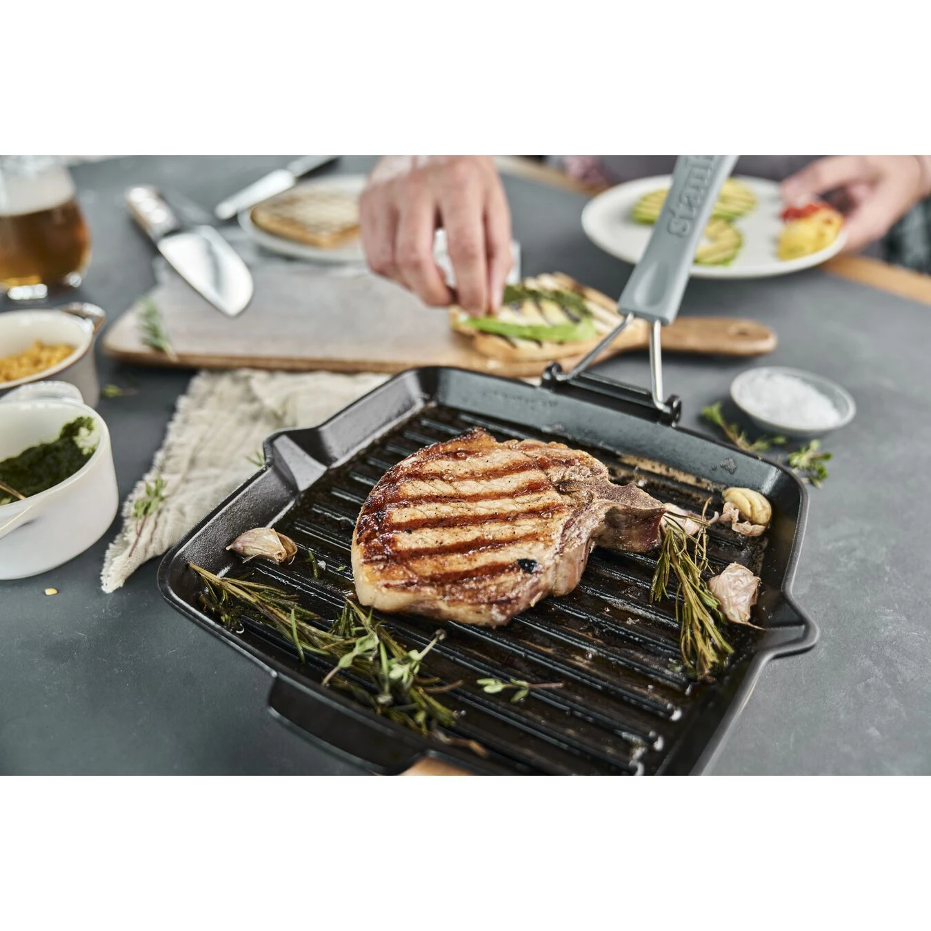 Staub Grill Con Becchi Quadrata - 24 X 24 Cm, Nero 3 Staub Grill Con Becchi Quadrata - 24 X 24 Cm, Nero - immagine 3