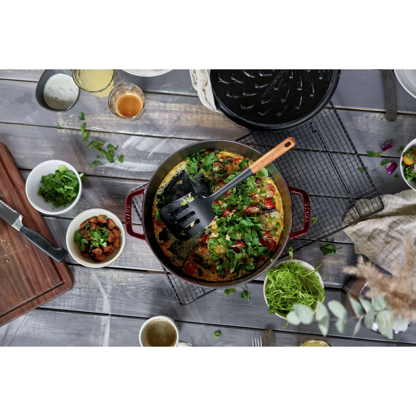 Staub Tegame Chistera Rotondo - 28 Cm, Granatina 4 Staub Tegame Chistera Rotondo - 28 Cm, Granatina - immagine 4