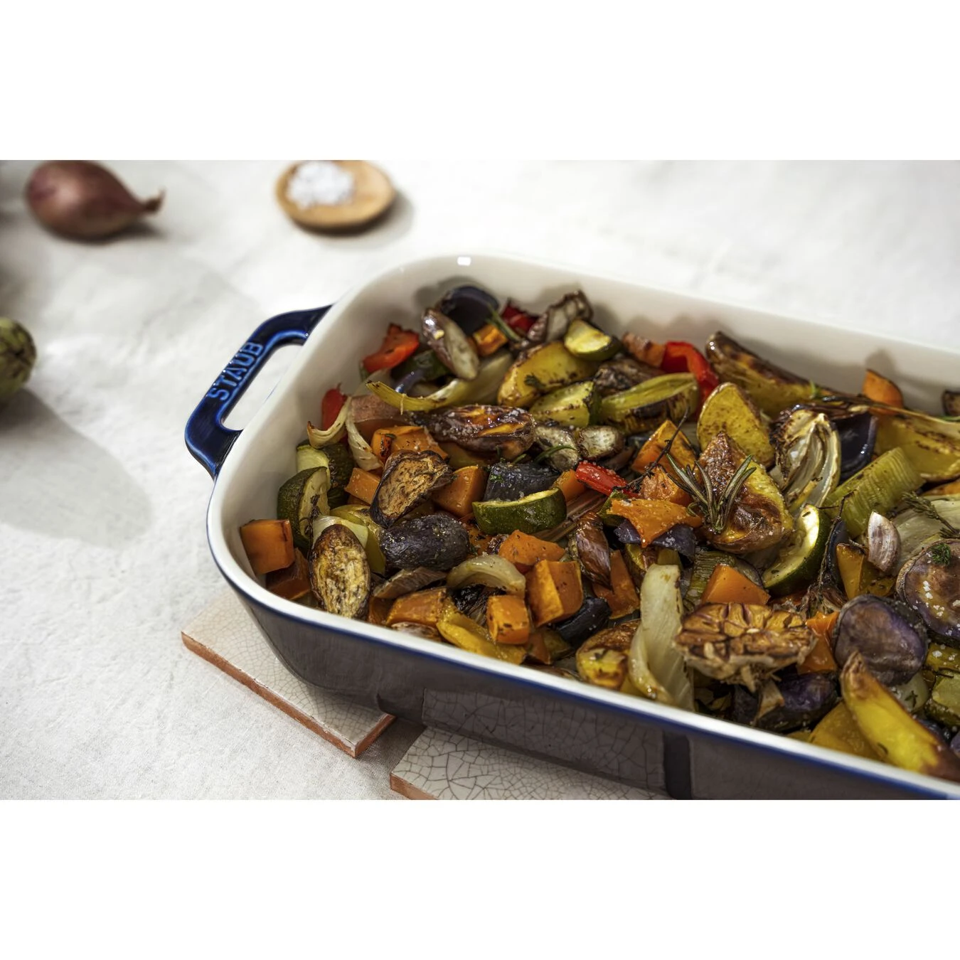 Staub Pirofila Rettangolare - 34 X 24 Cm, Blu Scuro 4 Staub Pirofila Rettangolare - 34 X 24 Cm, Blu Scuro - immagine 4